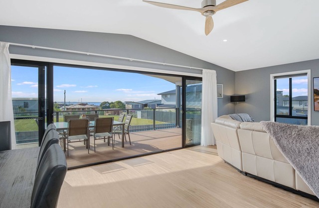 42 Songlark Street Luxury newly built home