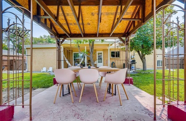 This house is a 4 bedroom(s), 2 bathrooms, located in Arvada, CO.