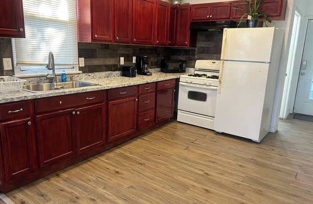 420 friendly on detroit’s east side Charming 3-bedroom house with WiFi and AC
