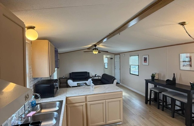 420 Oasis - Charming 3 bed 2 bath Home, WiFi - 420 Friendly