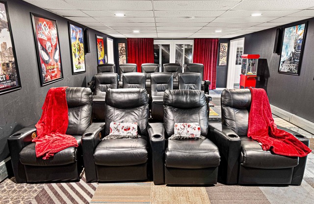 4200SF:Theater*Hot Tub*Pinball*FirePit*3 King Beds