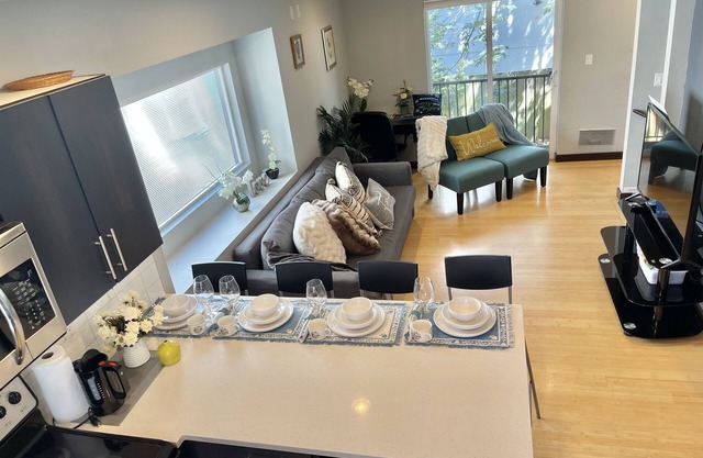 4212 UW 2-Bedroom modern Townhouse N Seattle home