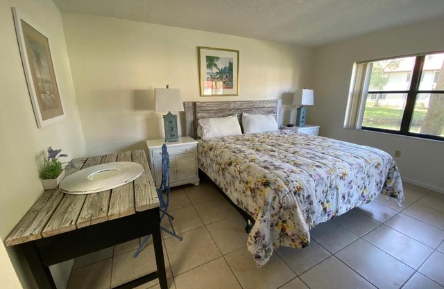 4330 Shorewalk lakeview condo close to IMG and Beach