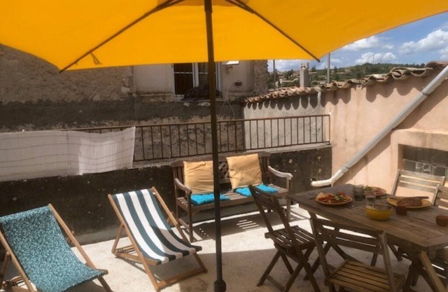 43m2 apartment with large terrace. Forcalquier historic center.