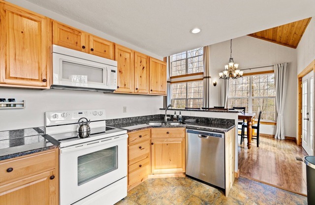 45 mins to AVL - Sleeps 8 - Mountain Views - Deck