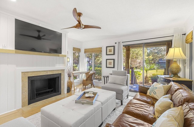 4513 Parkside: Dogs OK, 2BR, Deck & Screened Porch