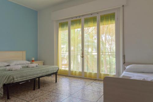 452 Appartamento terrazzìne con camere climatizzate a 300 mt dal mare