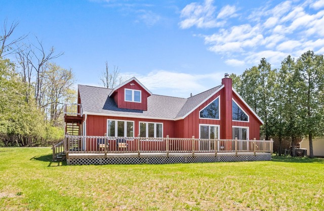45th Parallel - Where Life Is in Balance "Spacious Lakefront Cottage"