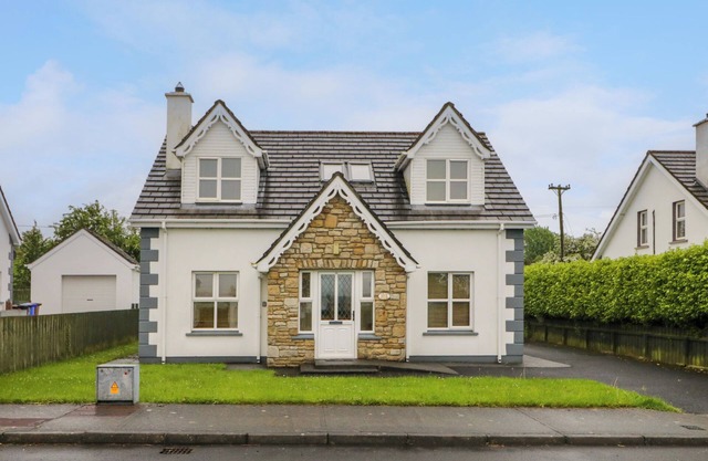 46 DUNALINN, pet friendly, with open fire in Culdaff, County Donegal