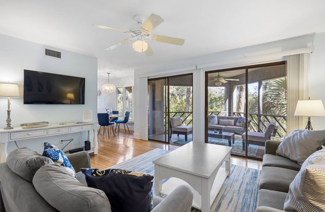 4651 Tennis Club: Dog OK, 2BR with Screened Porch, Beach Gear/Bike Credit