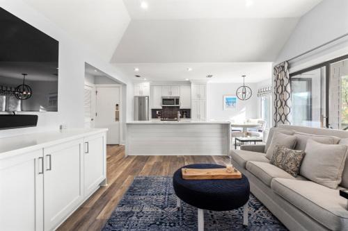 4656 Tennis Club Villa by Akers Ellis Rentals