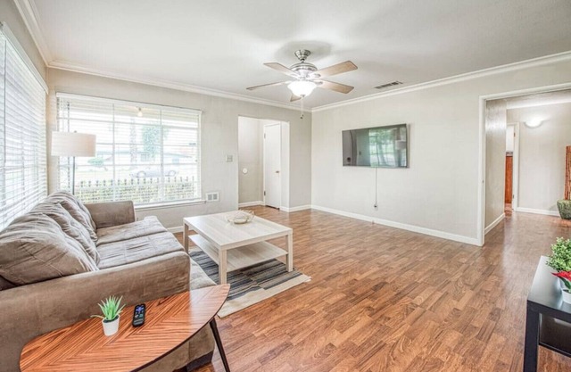 4689 E Cambridge House · Fresno Airport Wonderfull Home King Bed, deep bath