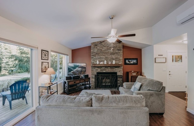 47MF - WiFi - Fireplace - Sleeps 6 by RedAwning
