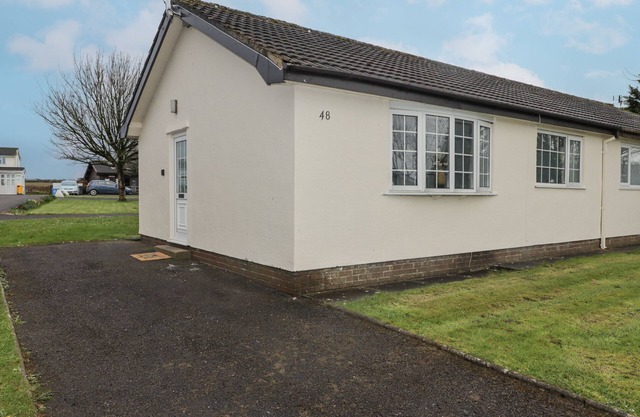 48 GOWER HOLIDAY VILLAGE, pet friendly, with pool in Scurlage