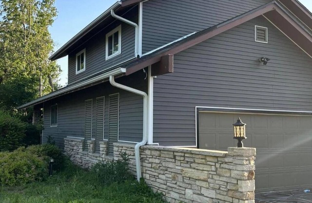 4800 sq ft 5-bedroom house, Huge Deck. 85-in TVs 7 mins to downtown and Marion