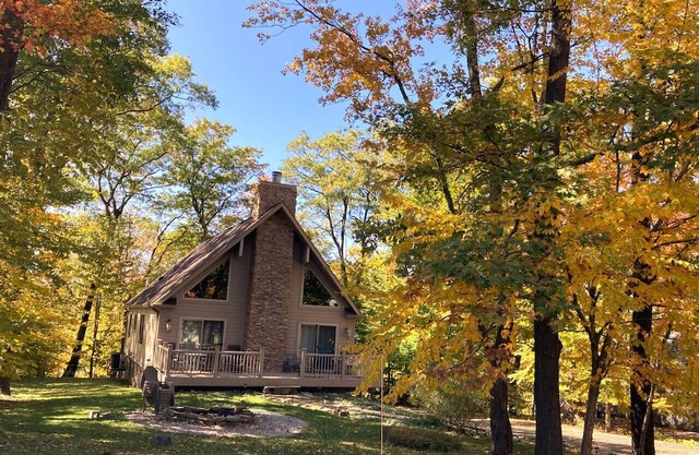 🐾 🏊‍♀️ Pet-Friendly w/ Pool Access, Fire Pit, Game Room & Outdoor Fun 🔥🎾