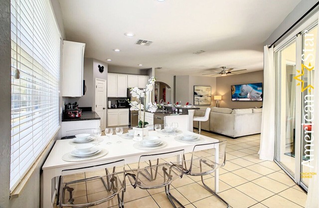 4952TS - 03/10 · Cozy 4BR Family Home Private Pool/BBQ/Gaming Room!