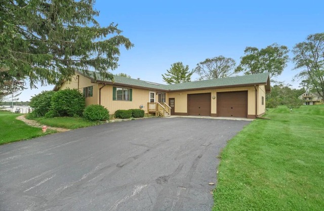 4B Lakefront home off M22 with access to Lake Michigan!