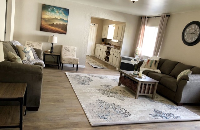 4BD / 1BA Gran casa remodelada 50 yardas a River!