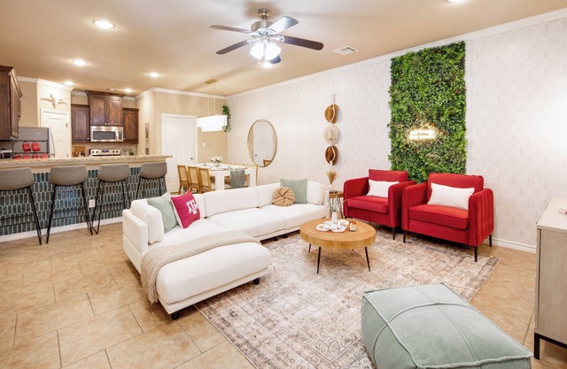4bd/4bath w/ Community Pool & Beach Volleyball - 6mins to Kyle Field