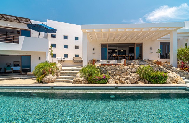 4BD Ocean View Villa Walking Distance from the Pristine Beach