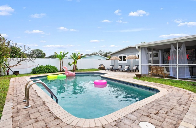 4BD w/ Heated Pool, Game Room & BBQ - Beach Nearby