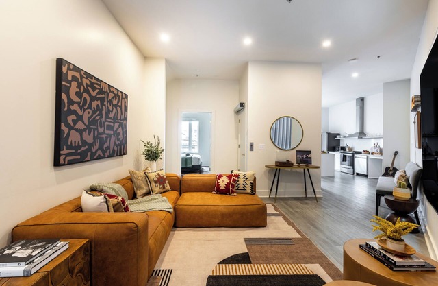 4BDR ADA Suite w/ Priv Balcony, Near Downtown Nash