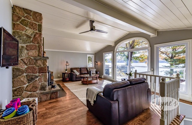 4bed 4bath cottage on Lake of Bays - SW Exposure! Hot Tub!
