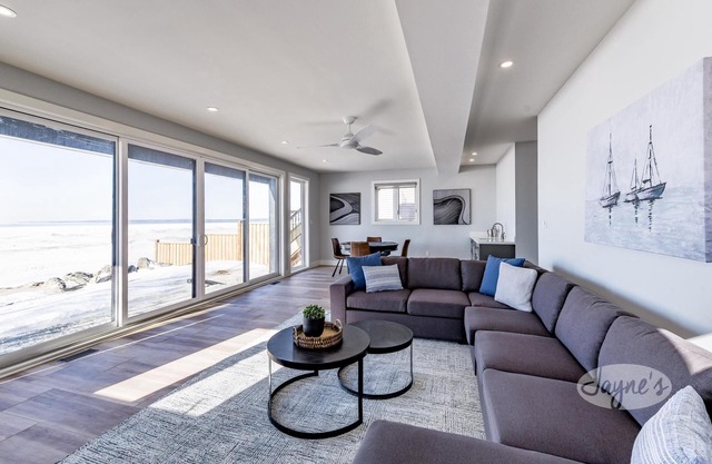 4bed 5bath brand new beach house in Tiny! West Exposure! Sunsets! Hot tub!
