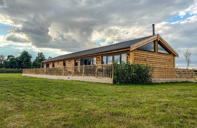 4Bed Lodge Sleeps8-Pet Friendly-Hot Tub-Log Burner