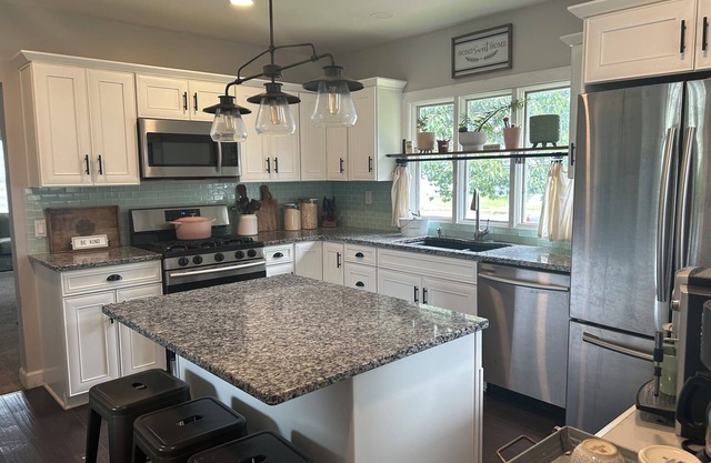 4bedroom, 3 bath Farmhouse, 12 min to Jay Cooke!