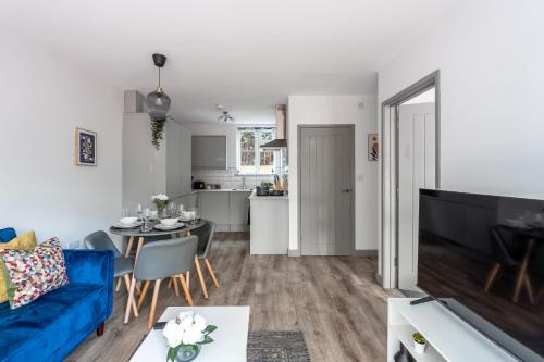 4Beds Contractor and Family Haven near Pinewood and Warner Bro studios
