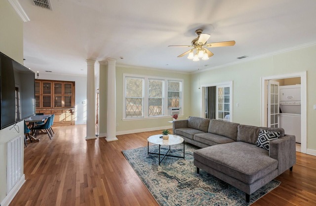 4BR/2BA Apt near downtown - 4 Queen beds, 2 Twins - Free Parking - Fast Wi-Fi