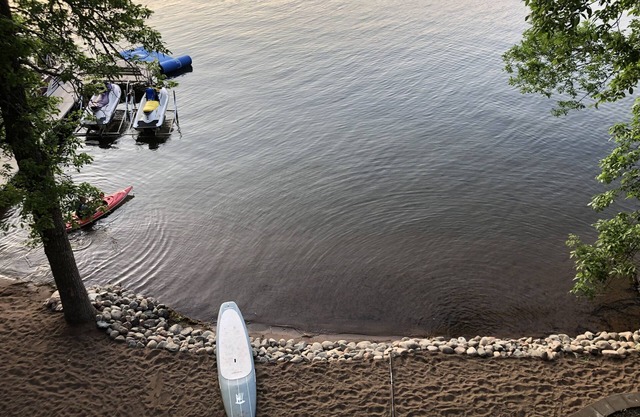 4br 2ba lake front escape, private beach and hot tub. Option for pontoon