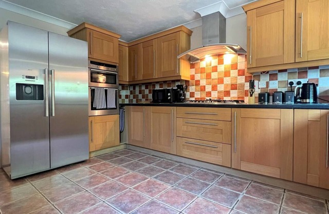 4BR 2BATH Contractor's Retreat with Ample Parking