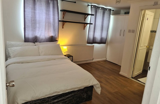 4Br-2Ensuite-10minCentralLondon-Sleeps11-Parking