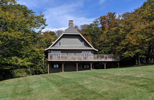 4BR, 3.5 bath. Kid-friendly full home rental with Hot Tub, and an AMAZING view.