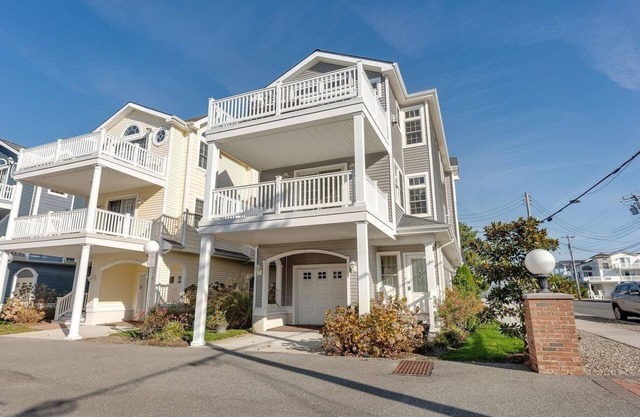 4BR 3.5BA community POOL 2 bl from beach w/ lifeguard & bathroom no pets/smoke