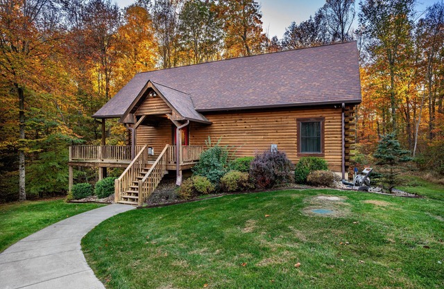 4BR, 3 BA Log Cabin in the woods.