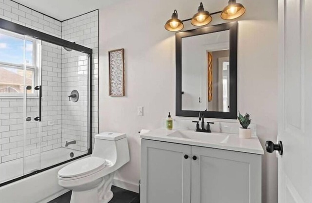 4BR/3BA Rogers Home -3 mi to AMP