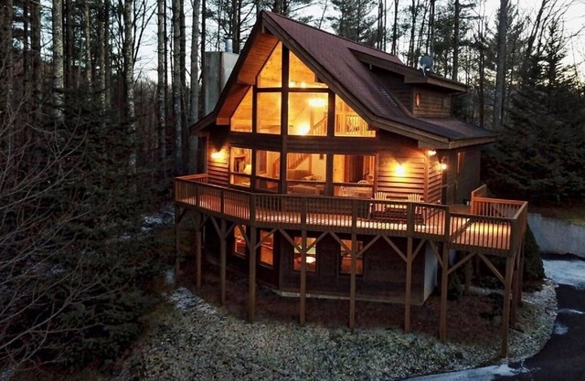 4BR/3BA, views, deck, hot tub, pool table, walk to the New River