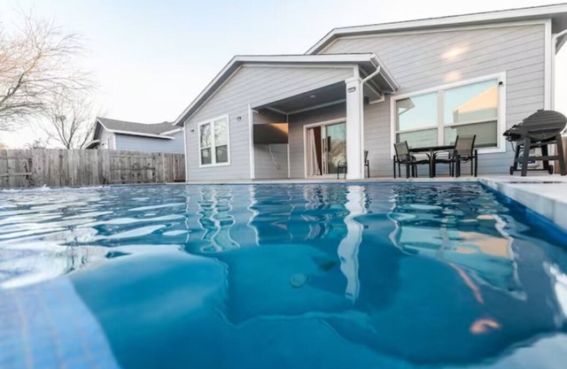 4BR/3BH Private Pool: 5M Airport & F1 & 2500 Sq.ft