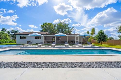 4BR Biscayne River Home- Pool & Pickleball Fun home