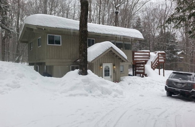 4BR Chalet Between Mt. Snow & Stratton, Sleeps 10, Fireplace, Clubhouse w/ Pool