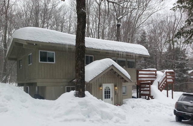4BR Chalet Entre Mt. Nieve & Stratton, capacidad para 10, Chimenea, Casa club w / Pool