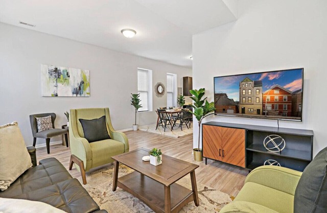 Classy 4BR Radiant Apartment in Wicker Park