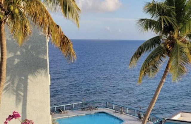 4BR condo - new remodel w/beach!