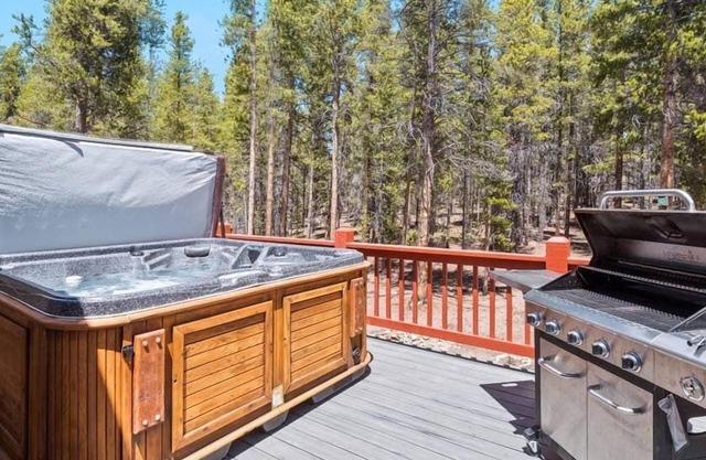 4BR Cozy Retreat - Hot Tub, Grill, Mountain Views