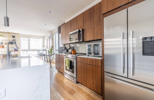 4BR Eastlake Townhouse w/ Spectacular View Amazing Roofdeck