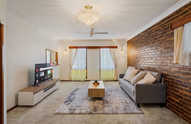 4BR Garden Patio Retreat Near Food Shops & Transit